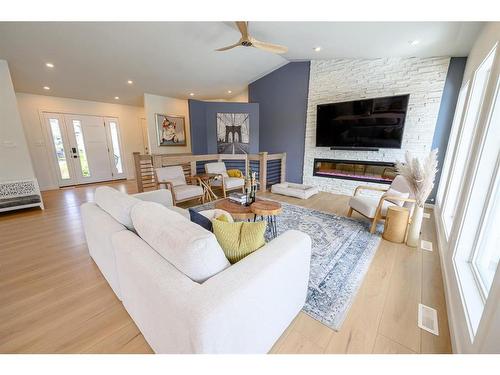 13505 92 Street, Peace River, AB - Indoor Photo Showing Living Room