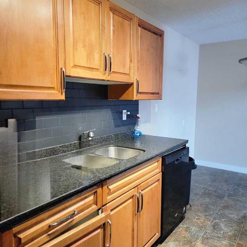 102-9005 99 Street, Peace River, AB - Indoor Photo Showing Kitchen