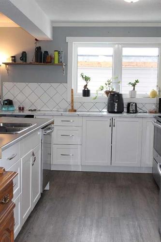 409 2Nd Street Ne, Manning, AB - Indoor Photo Showing Kitchen