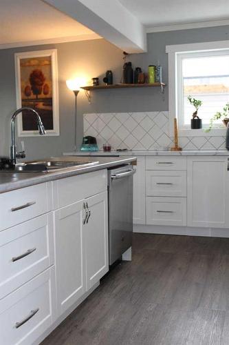 409 2Nd Street Ne, Manning, AB - Indoor Photo Showing Kitchen