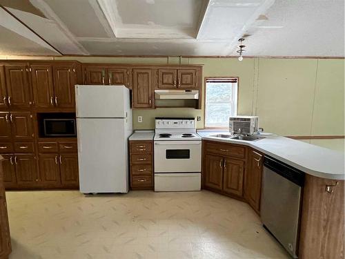 67472 Rge Rd 225, Valleyview, AB - Indoor Photo Showing Kitchen With Double Sink