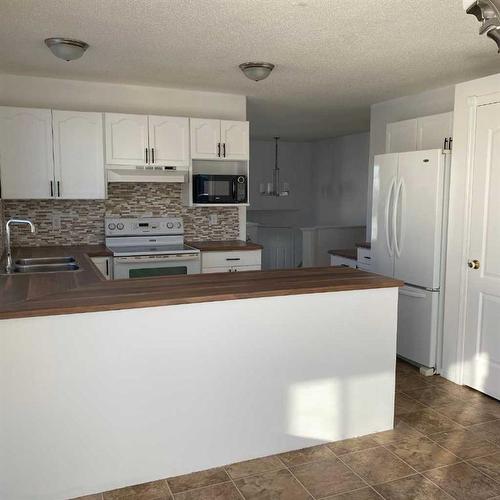 11310 92A Street, Grande Prairie, AB - Indoor Photo Showing Kitchen