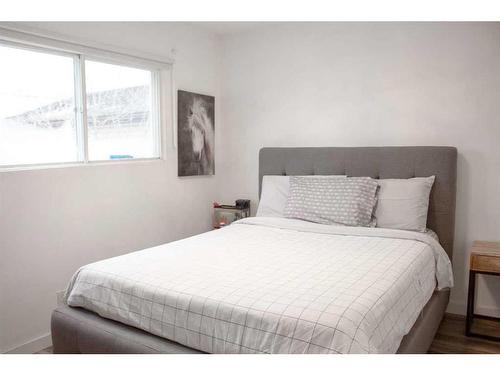 8618 99B Street, Grande Prairie, AB - Indoor Photo Showing Bedroom