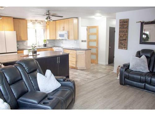 8618 99B Street, Grande Prairie, AB - Indoor Photo Showing Kitchen