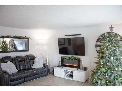 8618 99B Street, Grande Prairie, AB - Indoor Photo Showing Living Room