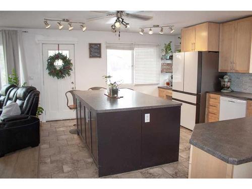 8618 99B Street, Grande Prairie, AB - Indoor Photo Showing Kitchen