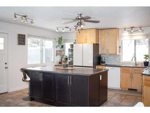 8618 99B Street, Grande Prairie, AB - Indoor Photo Showing Kitchen