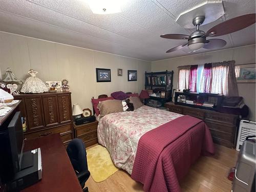 5107, 5113, 5117 51 Avenue, Berwyn, AB - Indoor Photo Showing Bedroom