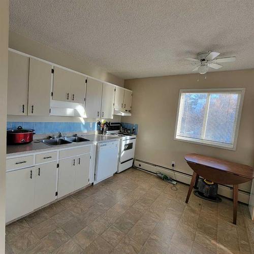 C8-9523 88 Avenue, Peace River, AB - Indoor Photo Showing Kitchen With Double Sink