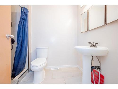 9662 65 Avenue, Grande Prairie, AB - Indoor Photo Showing Bathroom