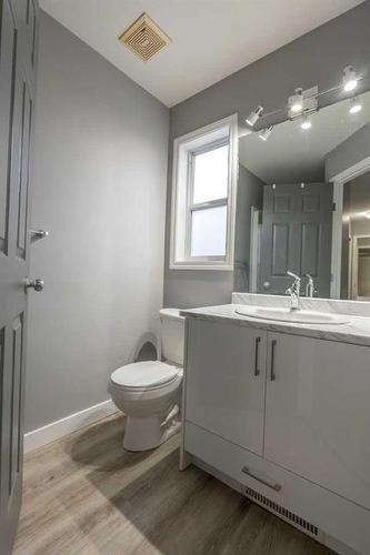 9701 67 Avenue, Grande Prairie, AB - Indoor Photo Showing Bathroom