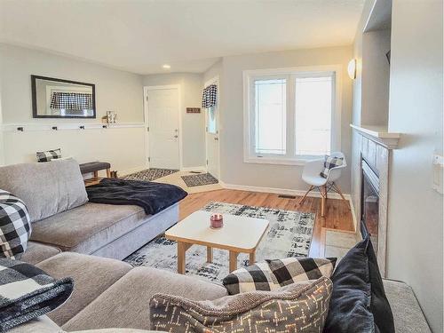 7 - 131 Moberly Road, Grande Cache, AB - Indoor Photo Showing Living Room