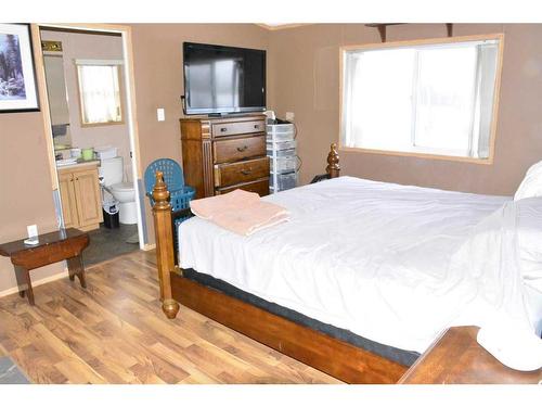 82440 Range Road 221, Rural Northern Sunrise County, AB - Indoor Photo Showing Bedroom