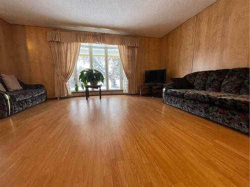 308 4Th Avenue, Kinuso, AB - Indoor Photo Showing Living Room