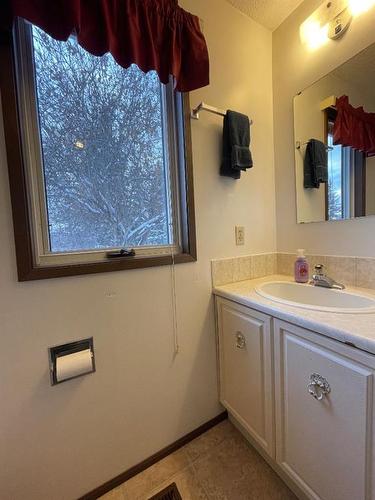 308 4Th Avenue, Kinuso, AB - Indoor Photo Showing Bathroom