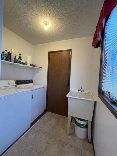 308 4Th Avenue, Kinuso, AB - Indoor Photo Showing Laundry Room