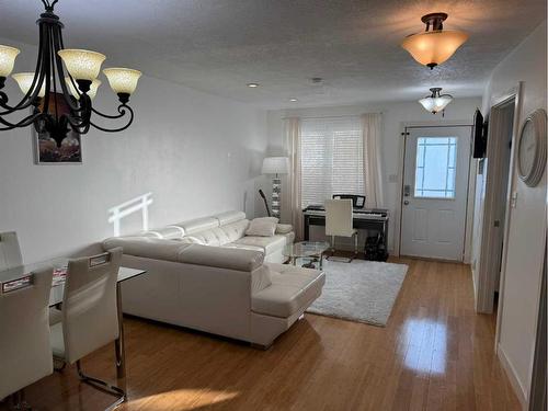 2-4900 54 Avenue, Grimshaw, AB - Indoor Photo Showing Living Room