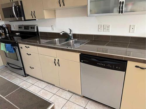 2-4900 54 Avenue, Grimshaw, AB - Indoor Photo Showing Kitchen With Double Sink