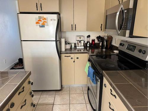 2-4900 54 Avenue, Grimshaw, AB - Indoor Photo Showing Kitchen