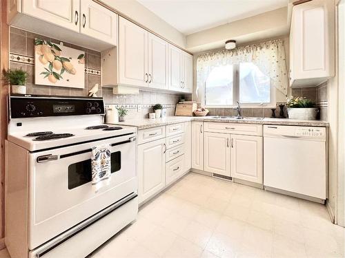 8809 99 Street, Grande Prairie, AB - Indoor Photo Showing Kitchen