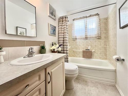 8809 99 Street, Grande Prairie, AB - Indoor Photo Showing Bathroom