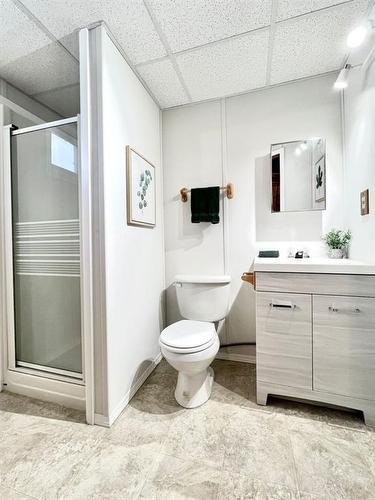 8809 99 Street, Grande Prairie, AB - Indoor Photo Showing Bathroom