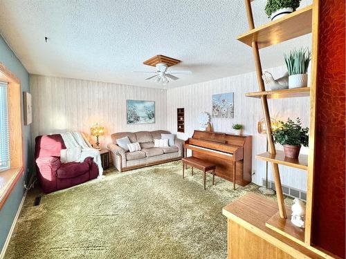 8809 99 Street, Grande Prairie, AB - Indoor Photo Showing Living Room