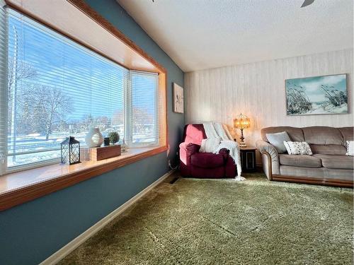 8809 99 Street, Grande Prairie, AB - Indoor Photo Showing Living Room