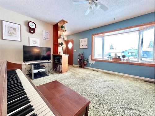 8809 99 Street, Grande Prairie, AB - Indoor Photo Showing Living Room