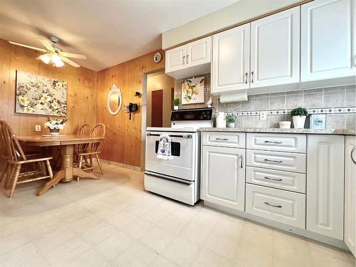 8809 99 Street, Grande Prairie, AB - Indoor Photo Showing Kitchen