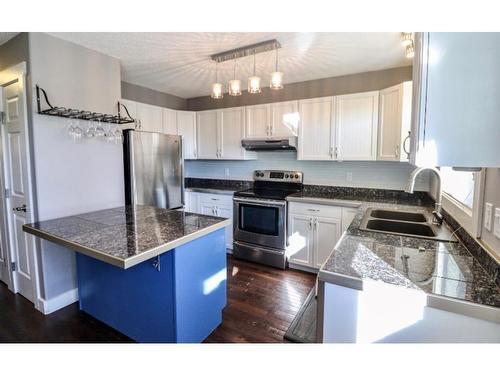 9035 67 Avenue, Grande Prairie, AB - Indoor Photo Showing Kitchen With Double Sink With Upgraded Kitchen