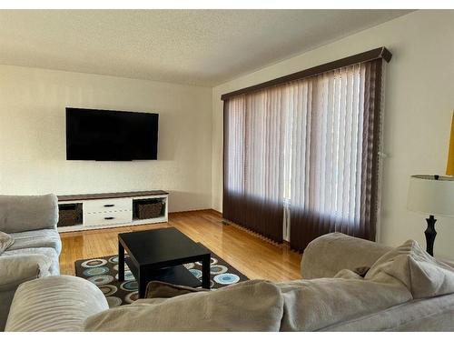 11313 106 Avenue, Fairview, AB - Indoor Photo Showing Living Room