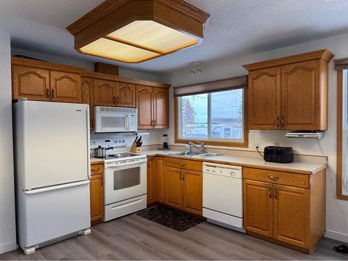 11313 106 Avenue, Fairview, AB - Indoor Photo Showing Kitchen With Double Sink