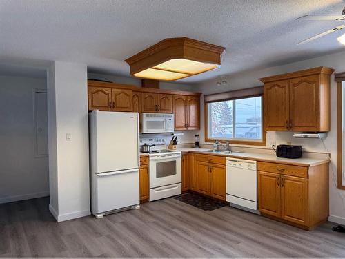 11313 106 Avenue, Fairview, AB - Indoor Photo Showing Kitchen