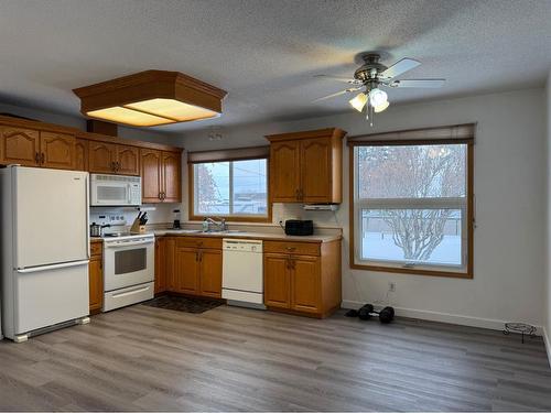 11313 106 Avenue, Fairview, AB - Indoor Photo Showing Kitchen