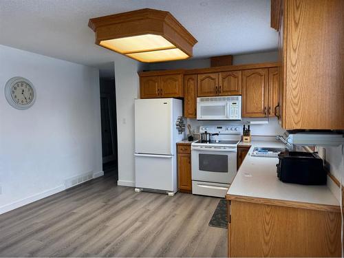 11313 106 Avenue, Fairview, AB - Indoor Photo Showing Kitchen