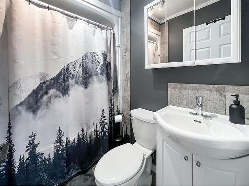 7 1 Avenue Se, Falher, AB - Indoor Photo Showing Bathroom