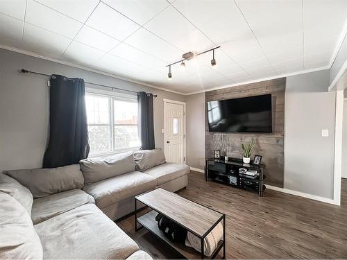 7 1 Avenue Se, Falher, AB - Indoor Photo Showing Living Room