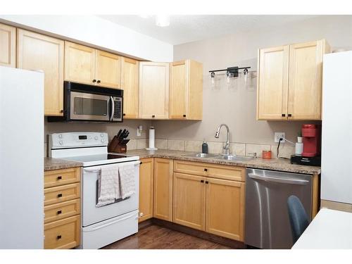 231-10150 121 Avenue, Grande Prairie, AB - Indoor Photo Showing Kitchen With Double Sink