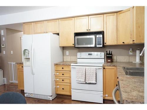 231-10150 121 Avenue, Grande Prairie, AB - Indoor Photo Showing Kitchen With Double Sink