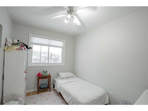 11513-103 Street, Peace River, AB - Indoor Photo Showing Bedroom