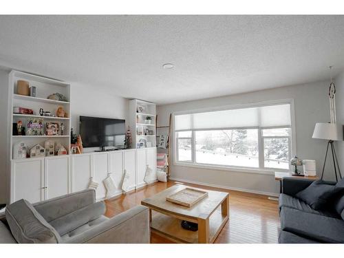 11513-103 Street, Peace River, AB - Indoor Photo Showing Living Room