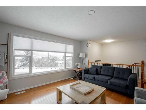 11513-103 Street, Peace River, AB - Indoor Photo Showing Living Room