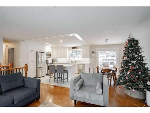 11513-103 Street, Peace River, AB - Indoor Photo Showing Living Room