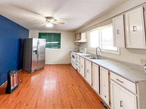 4945 60 Avenue, High Prairie, AB - Indoor Photo Showing Kitchen With Double Sink