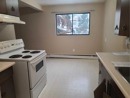 211-7801 98 Street, Peace River, AB - Indoor Photo Showing Kitchen