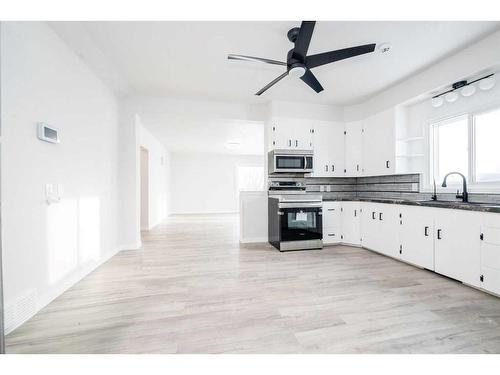 34070B 670 Highway, Rural Grande Prairie No. 1, County Of, AB - Indoor Photo Showing Kitchen