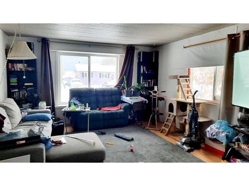 9908 94 Avenue, Wembley, AB - Indoor Photo Showing Living Room