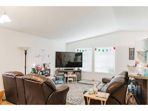 9713 112 Avenue, Clairmont, AB - Indoor Photo Showing Living Room