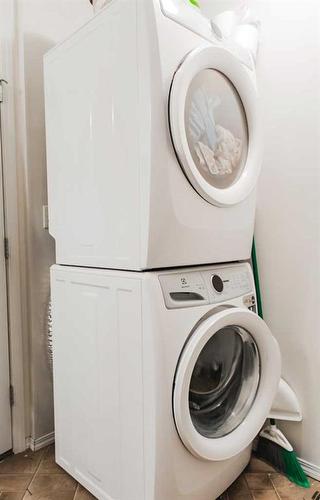 9713 112 Avenue, Clairmont, AB - Indoor Photo Showing Laundry Room